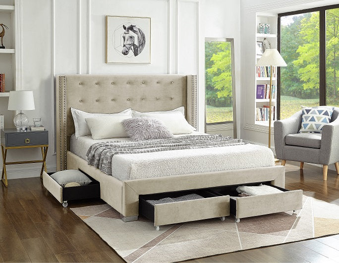 Lit à oreilles en tissu velours crème avec détails cloutés et pieds chromés.