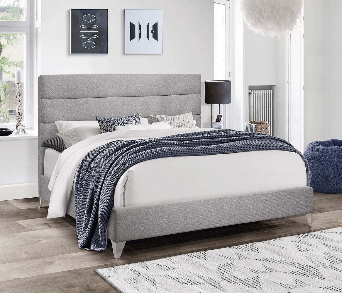 Lit en tissu gris avec panneaux touffetés profonds horizontaux et pieds chromés
