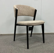 Chaise de salle à manger Aero en tissu brun clair et pieds noirs