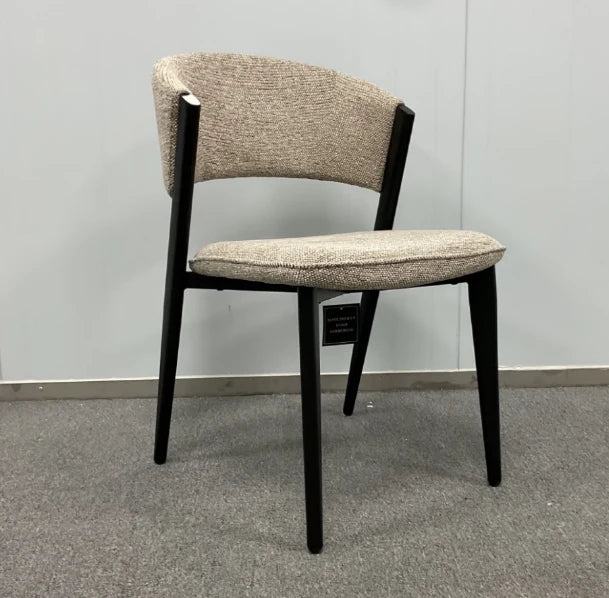 Chaise de salle à manger Aero en tissu brun clair et pieds noirs