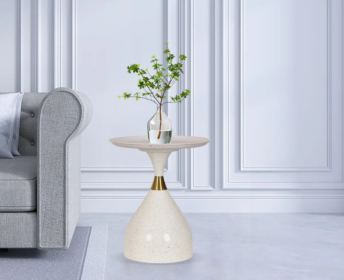 Modèle Nova : Table d'Appoint Blanche aux Courbes Dorées