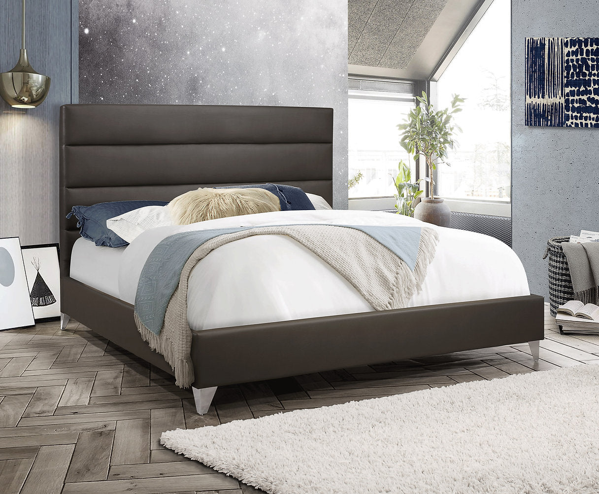 Lit en PU gris avec panneaux touffetés profonds horizontaux et pieds chromés