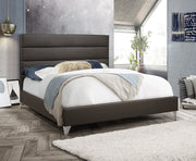 Lit en PU gris avec panneaux touffetés profonds horizontaux et pieds chromés