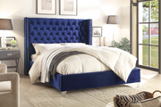 Lit en Velours Bleu, Détails Cloutés