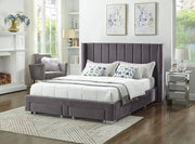 Lit d'aile en tissu gris en velours avec touffage profond et jambes chromées