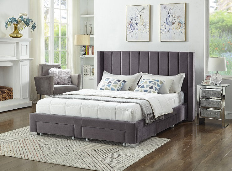 Lit d'aile en tissu gris en velours avec touffage profond et jambes chromées
