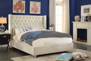Lit en tissu velours crème avec détails cloutés