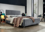 Lit en velours gris avec capitonnage profond et pieds chromés avec support de matelas