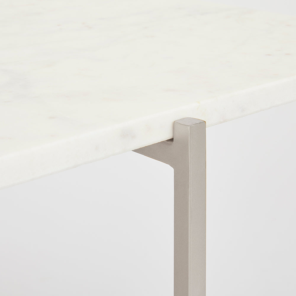 Table de bout avec dessus en marbre blanc Ida : cadre argenté