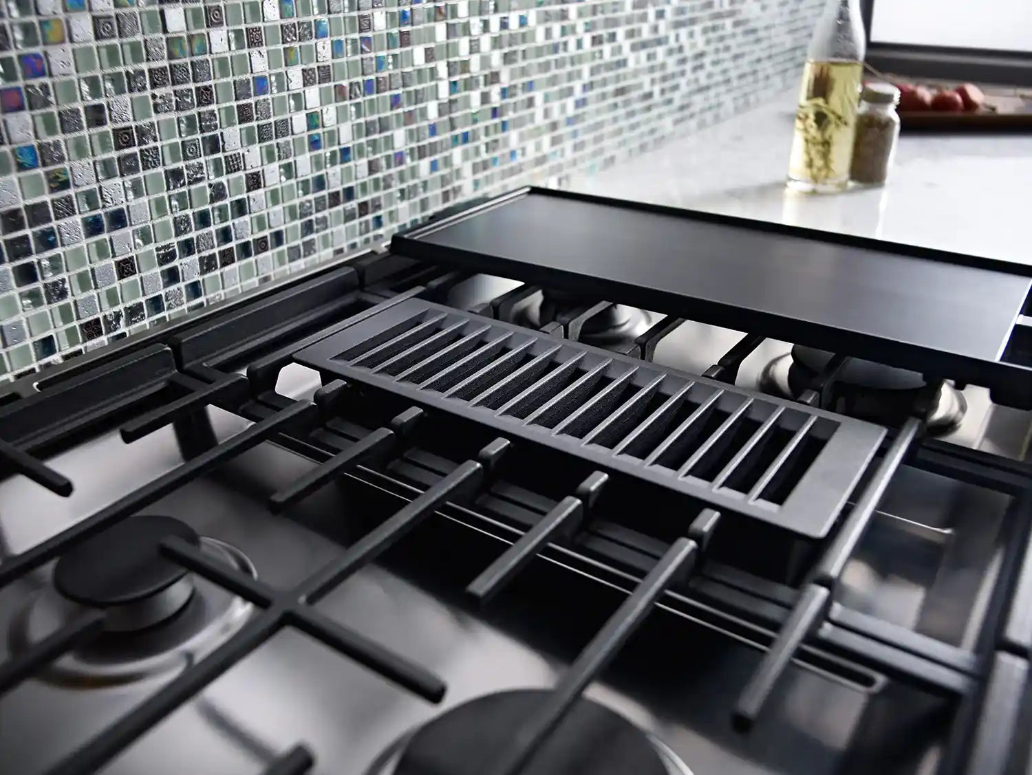 Cuisinière hybride KitchenAid de 6,4 pi³ avec hotte intégrée KSDG950ESS