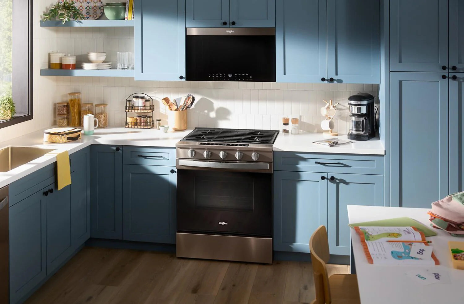 Cuisinière à gaz intelligente Whirlpool 30 po, 5 pi³, cuisson à air, acier inoxydable noir