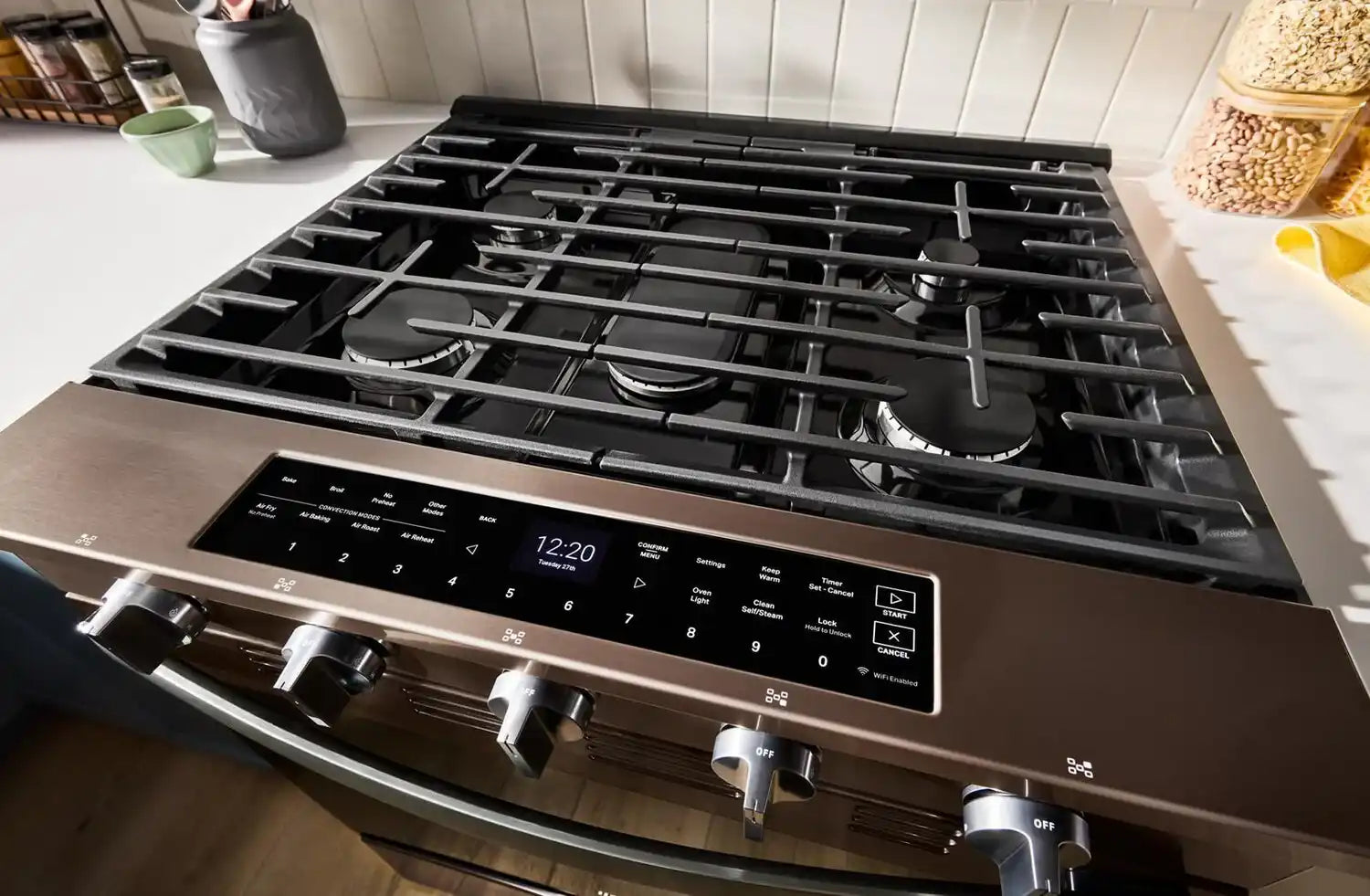 Cuisinière à gaz intelligente Whirlpool 30 po, 5 pi³, cuisson à air, acier inoxydable noir