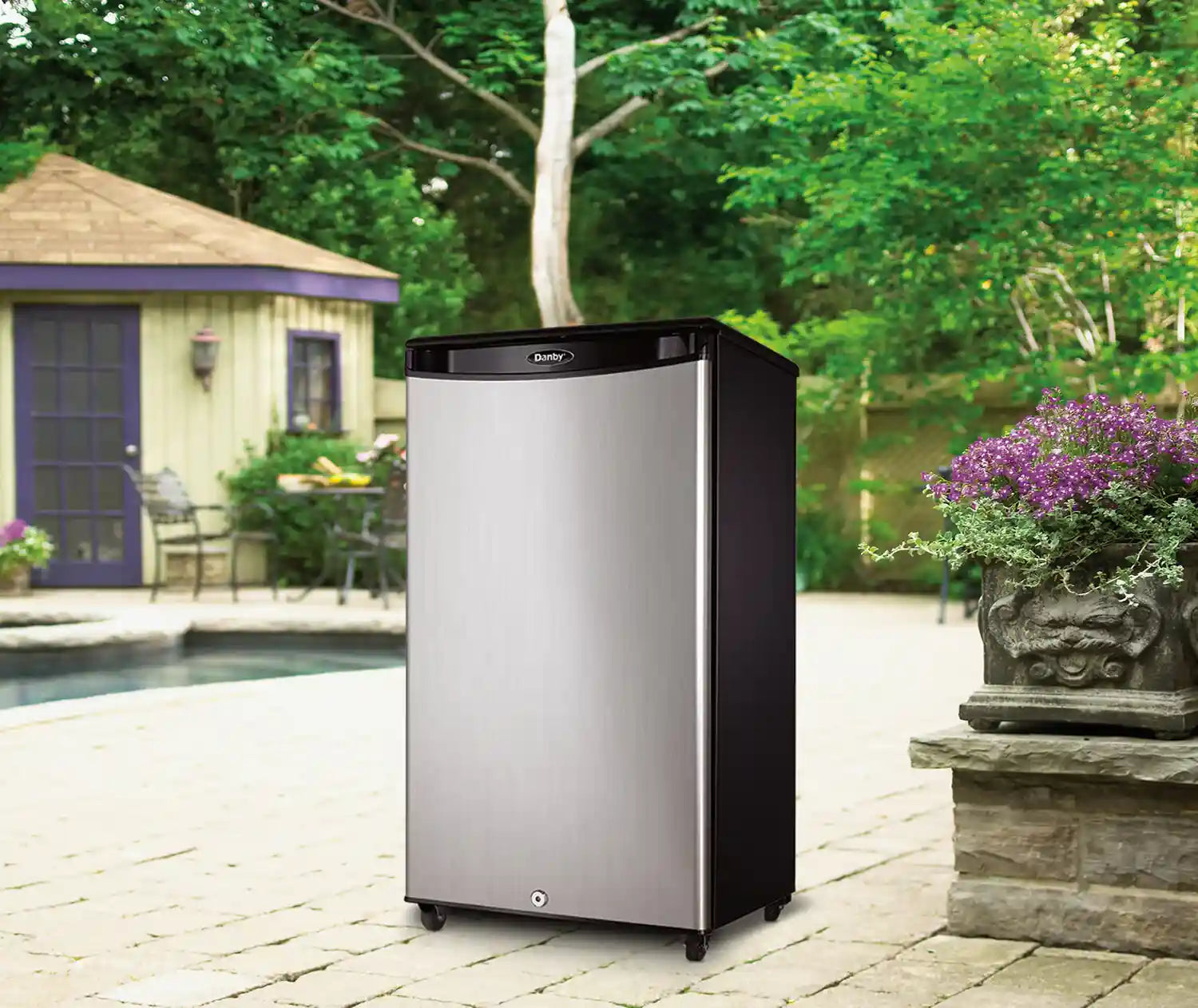 Réfrigérateur Compact d'Extérieur Danby 18" 3,3 pi³ Acier Inoxydable et Noir DAR033A1BSLDBO
