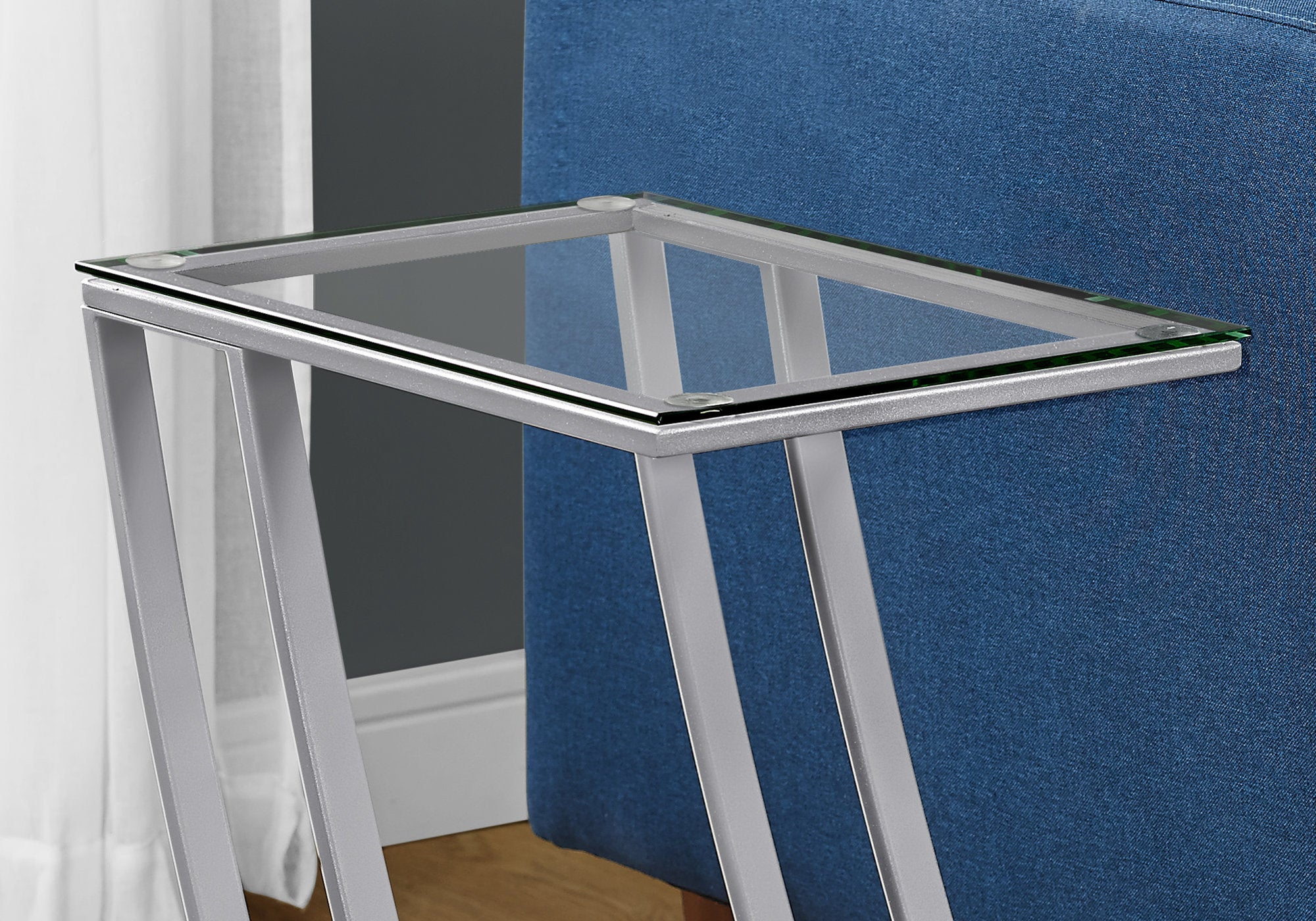 TABLE D'APPOINT - MÉTAL ARGENT AVEC VERRE TREMPÉ 