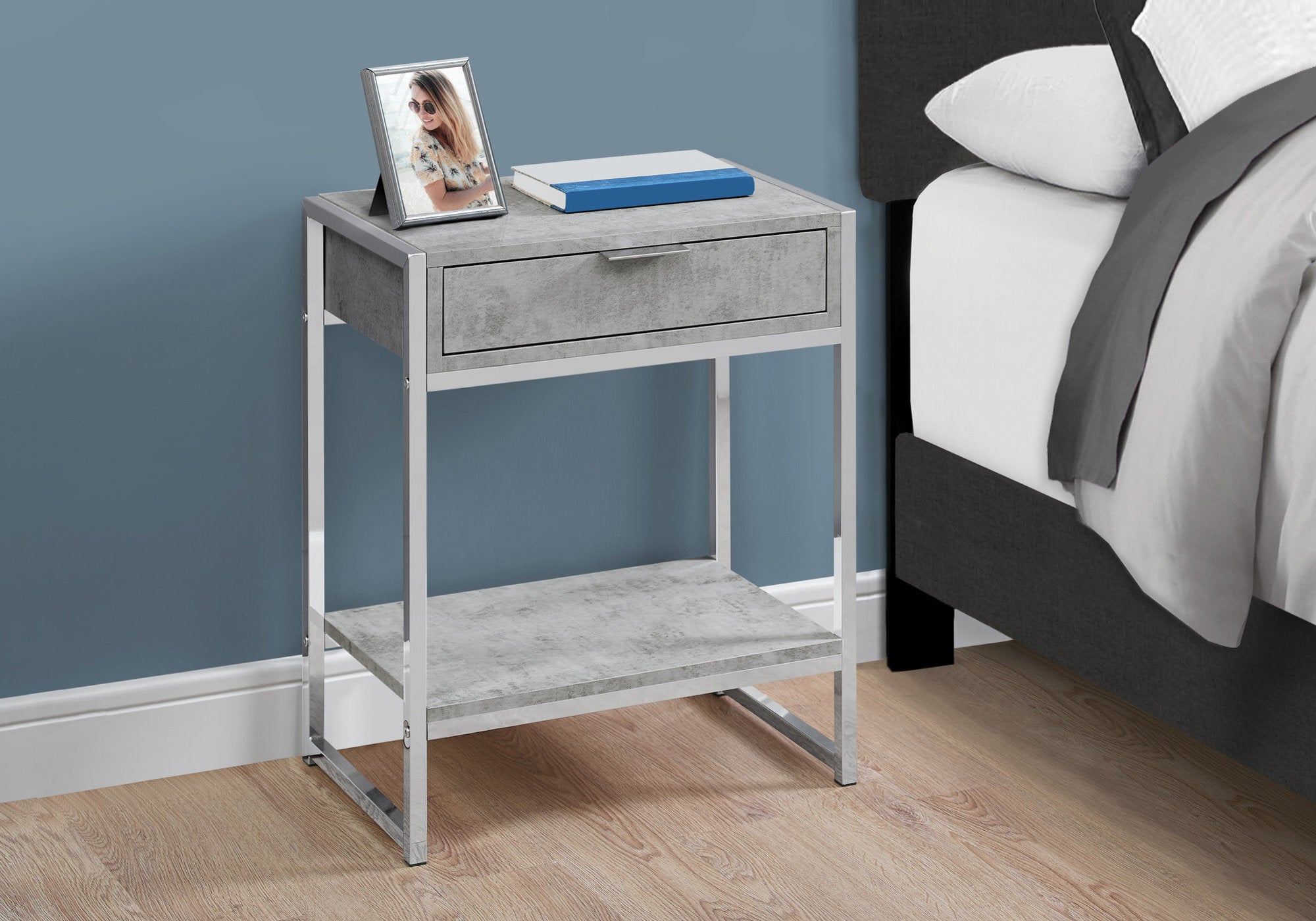 TABLE D'APPOINT - 24"H / CIMENT GRIS / METAL CHROME 