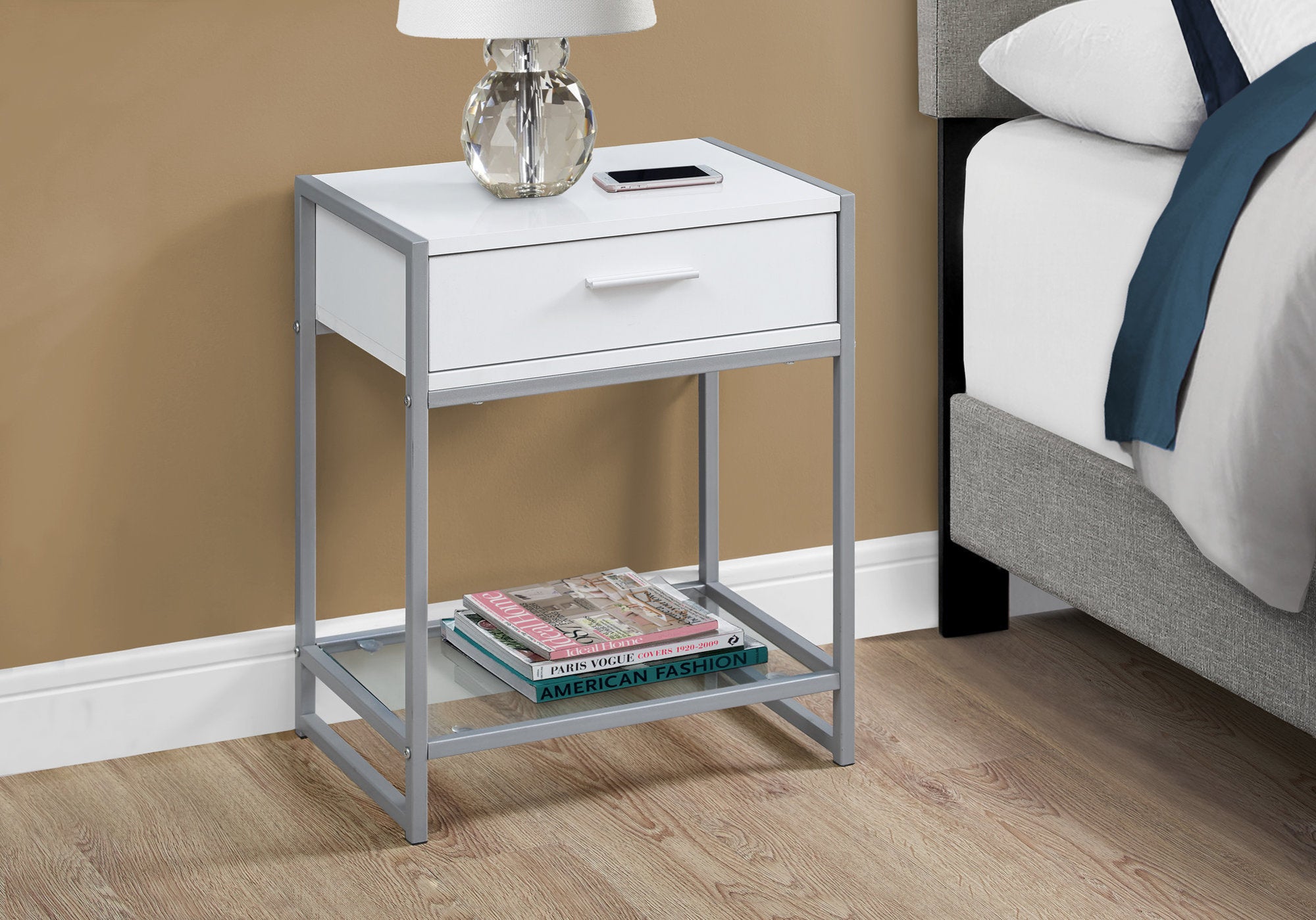 TABLE D'APPOINT - 22"H / BLANC/ METAL ARGENT/ VERRE TREMPE 