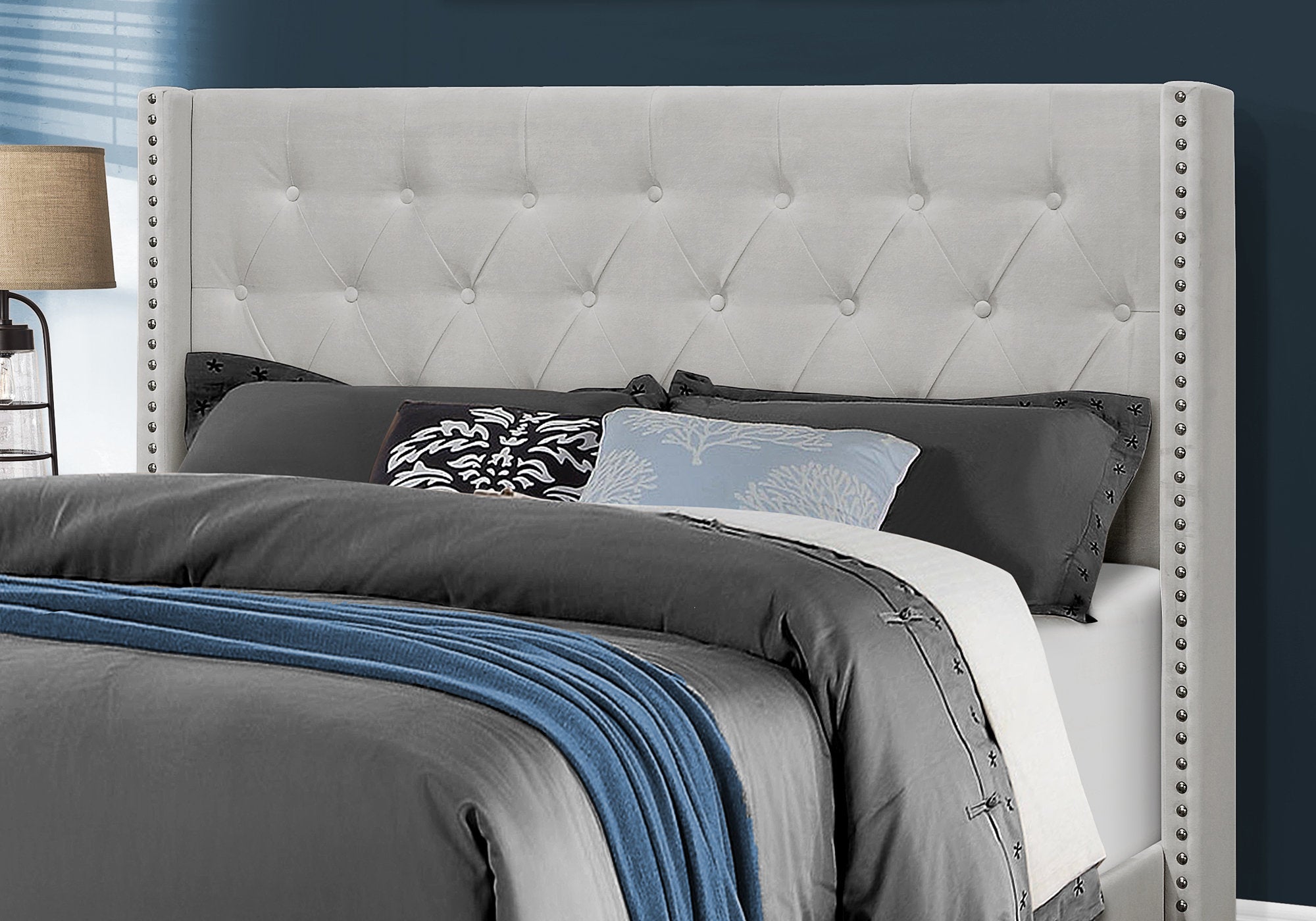 LIT - GRAND LIT / VELOURS GRIS PÂLE AVEC BORDURES CHROMÉES 