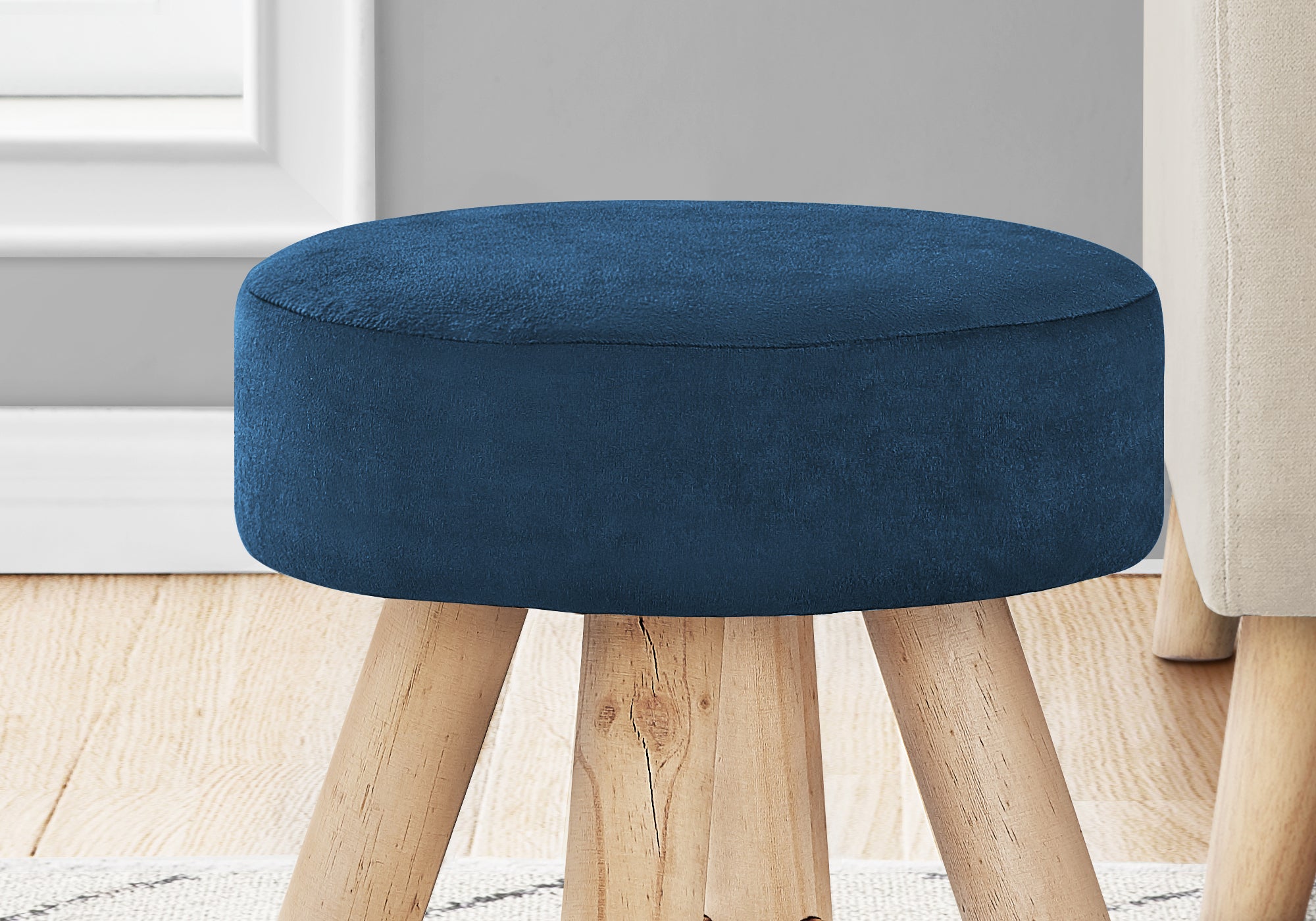 POUF - VELOURS BLEU / PIEDS EN BOIS NATUREL 