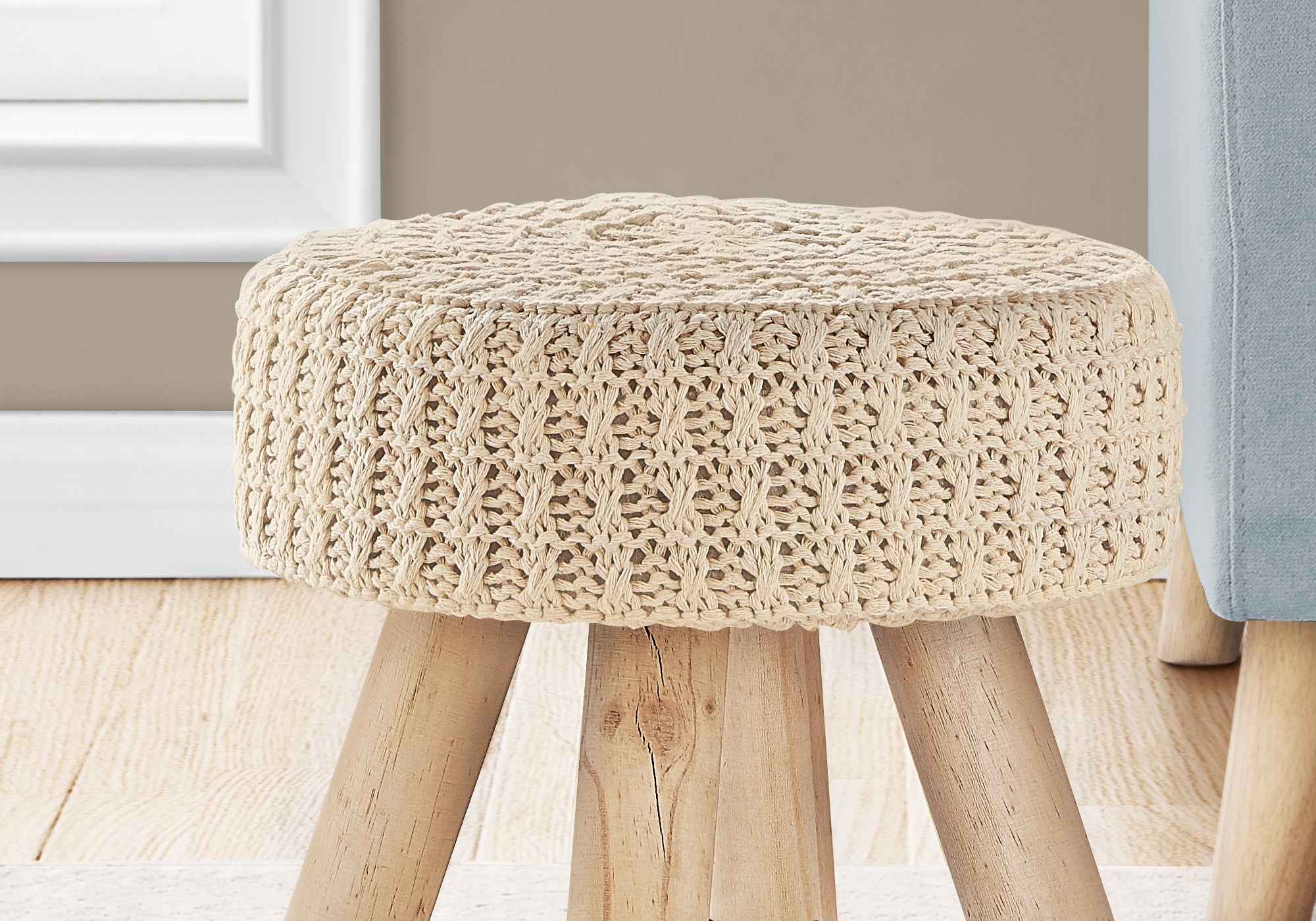 POUF - TRICOT BEIGE / PIEDS EN BOIS NATUREL 