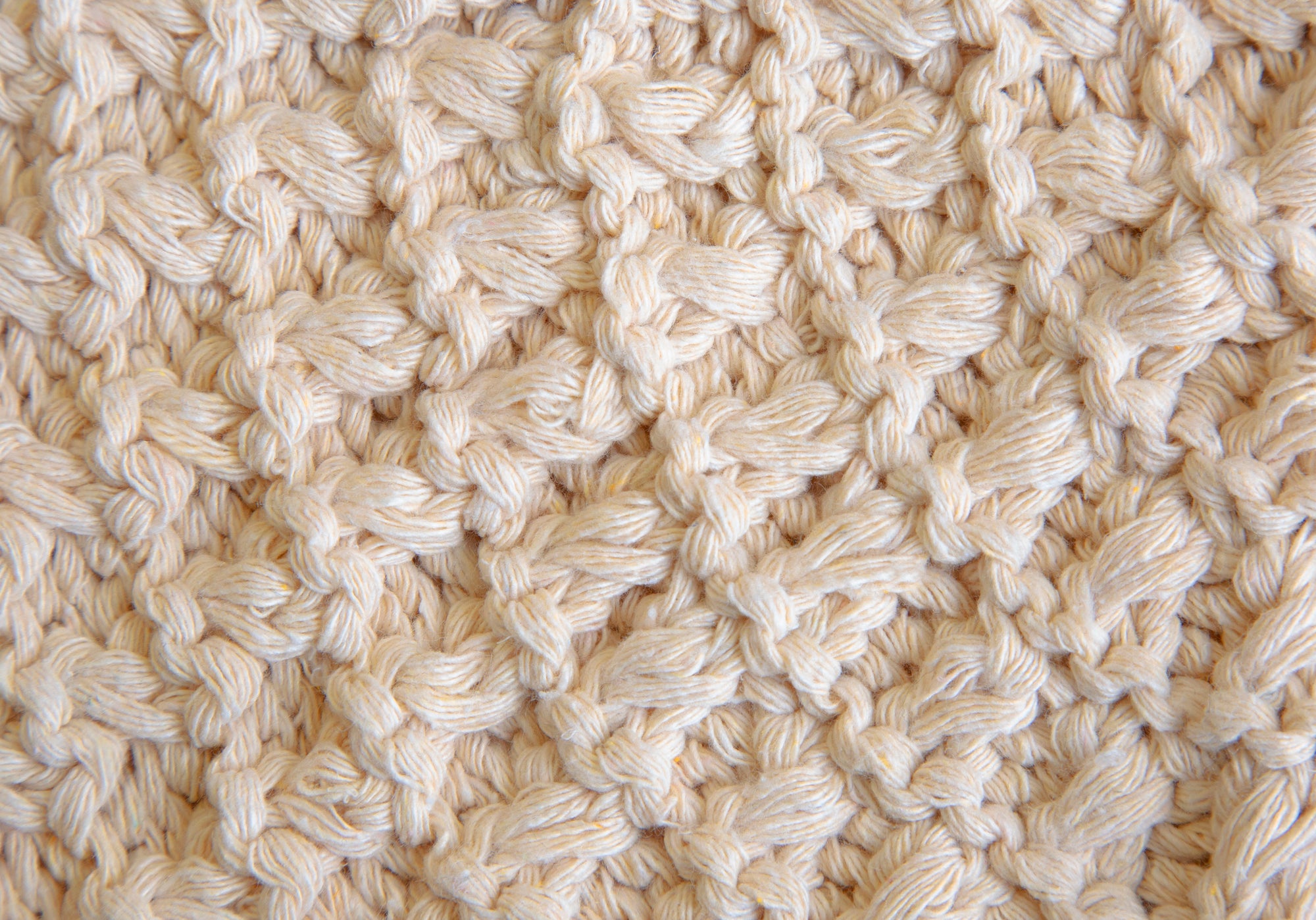 POUF - TRICOT BEIGE / PIEDS EN BOIS NATUREL 