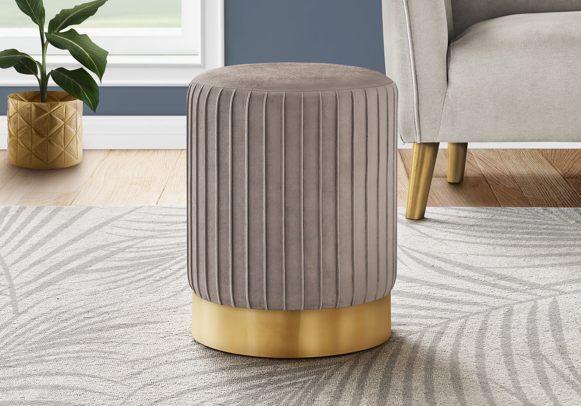 POUF - VELOURS MARRON CLAIR / PIETEMENT METAL DORÉ 