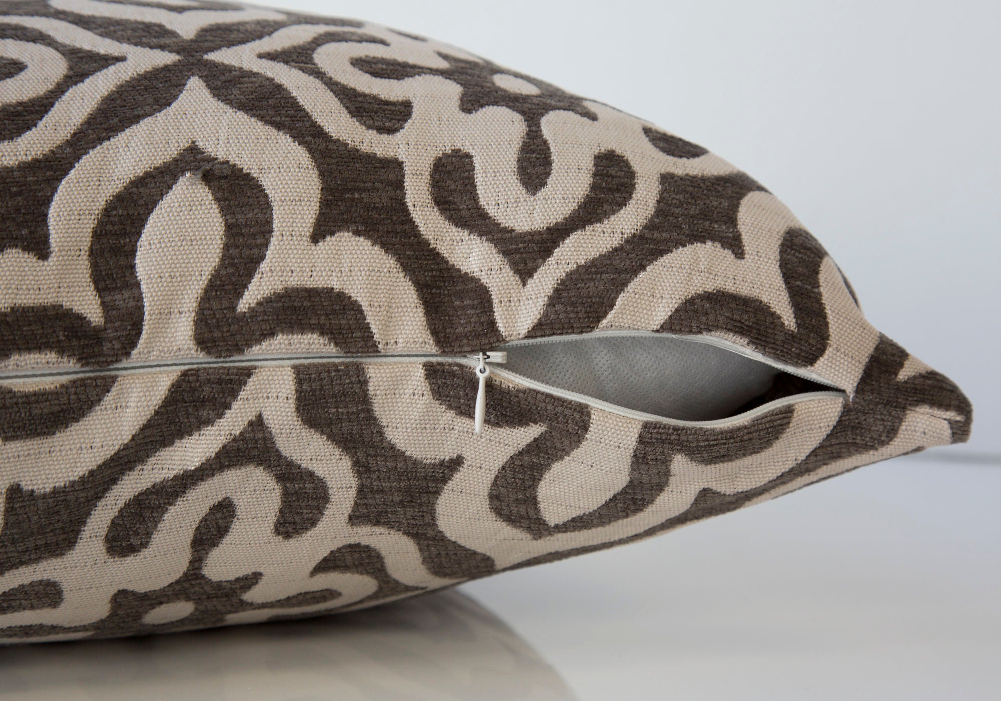 COUSSIN - 18"X 18" / MOTIF TAUPE FONCÉ / 1PC 