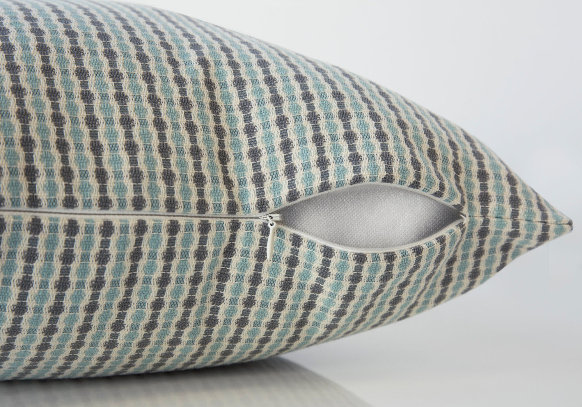 COUSSIN - 18"X 18" / BLEU CLAIR / POIS ABSTRAIT GRIS / 1PC 