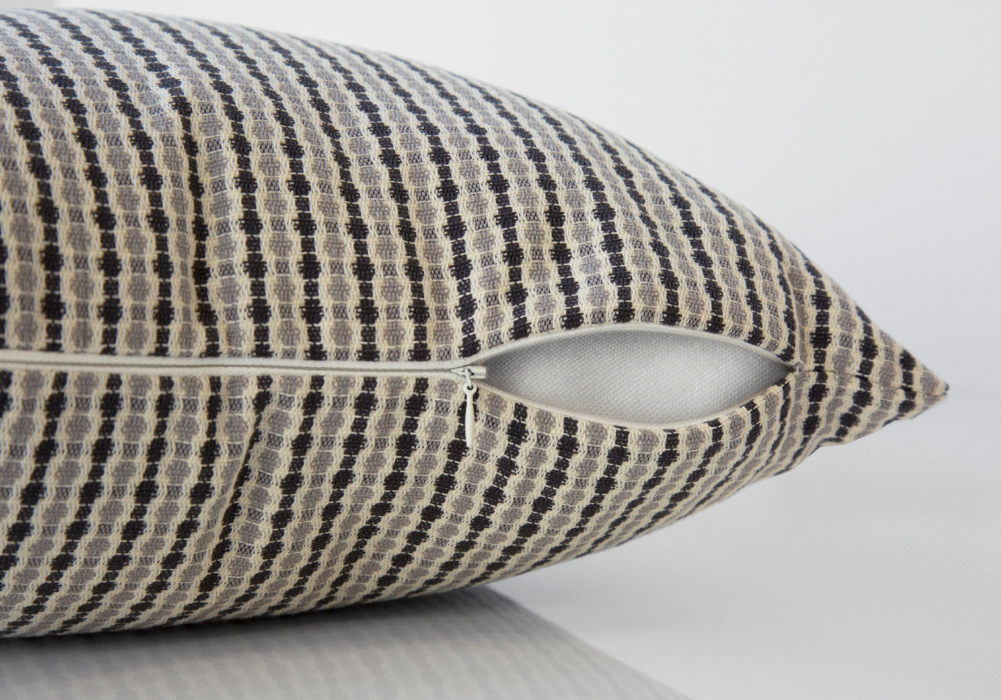 COUSSIN - 18"X 18" / GRIS PÂLE / POIS ABSTRAIT NOIR / 1PC 