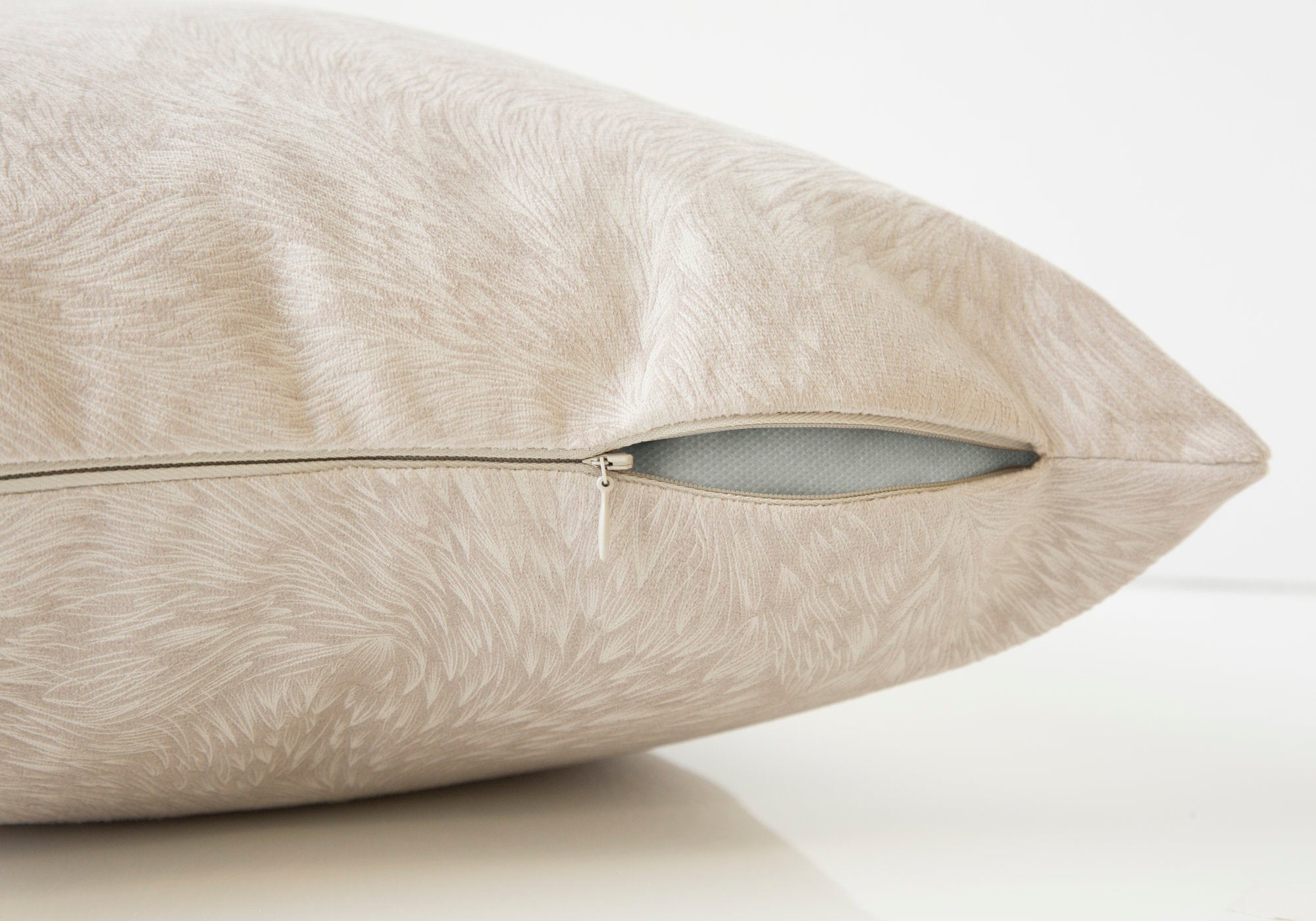 COUSSIN - 18"X 18" / VELOURS À PLUMES TAUPE PÂLE / 2PCS 