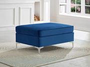 Pouf en velours bleu avec pieds chromés 