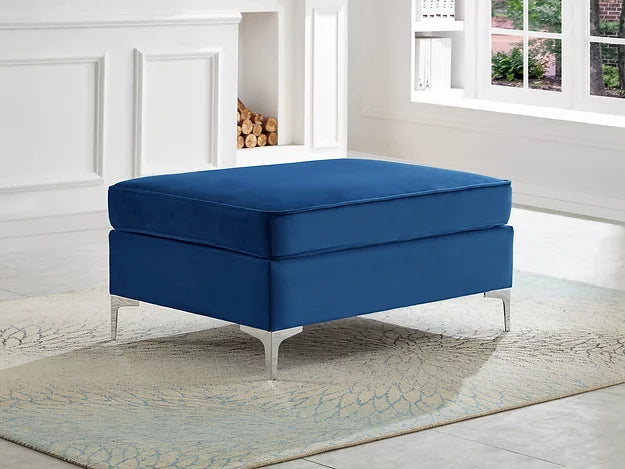 Pouf en velours bleu avec pieds chromés 